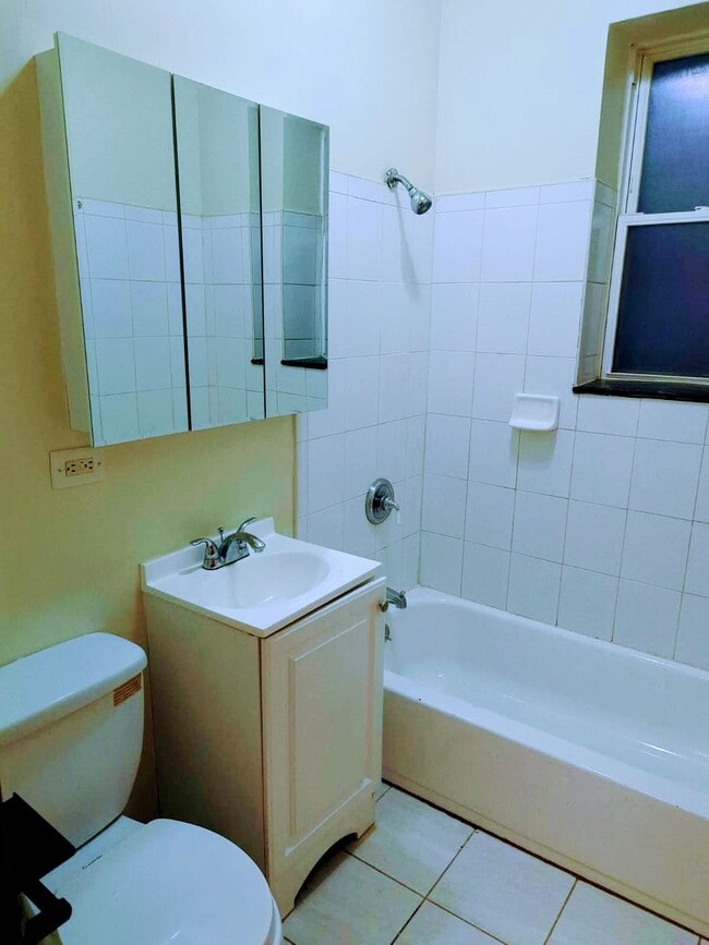 Foto del edificio - 2041 N Keeler Ave