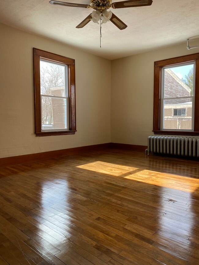 Building Photo - 527 Champlain St