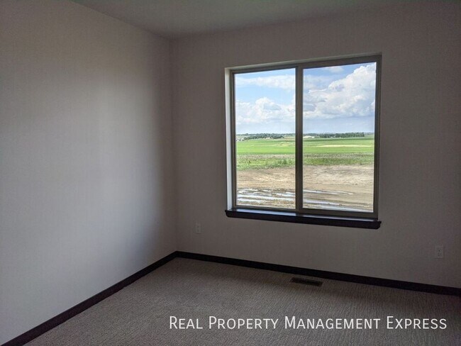 Building Photo - 3 Bedroom 1.5 Bathroom Townhome w/ Double ...