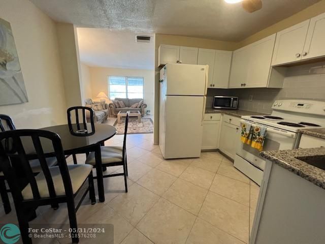 Foto del edificio - 220 Leisure Blvd