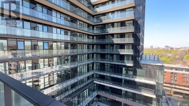 Building Photo - 285-285 Dufferin St