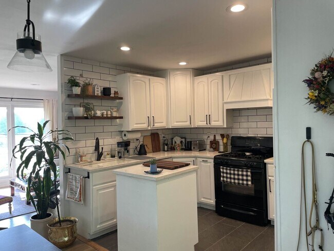 Foto del edificio - 3 bedrooms, 2 bathrooms, fenced yard!