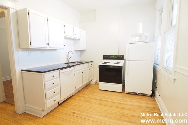 Building Photo - 1612 W Berteau Ave
