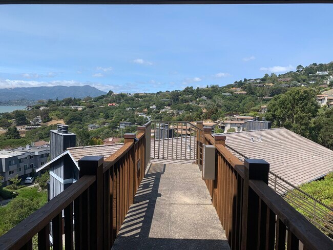 Building Photo - 28 Marinero Cir