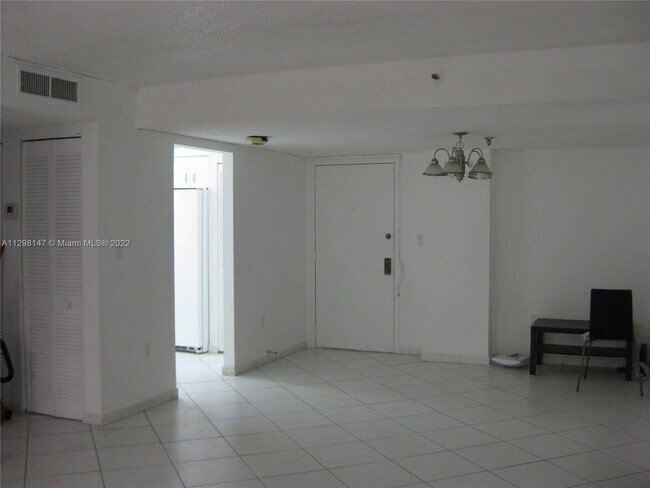 Building Photo - 1621 Collins Ave