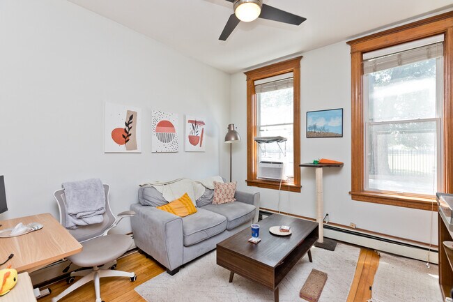 Foto del edificio - 2139 N Oakley Ave