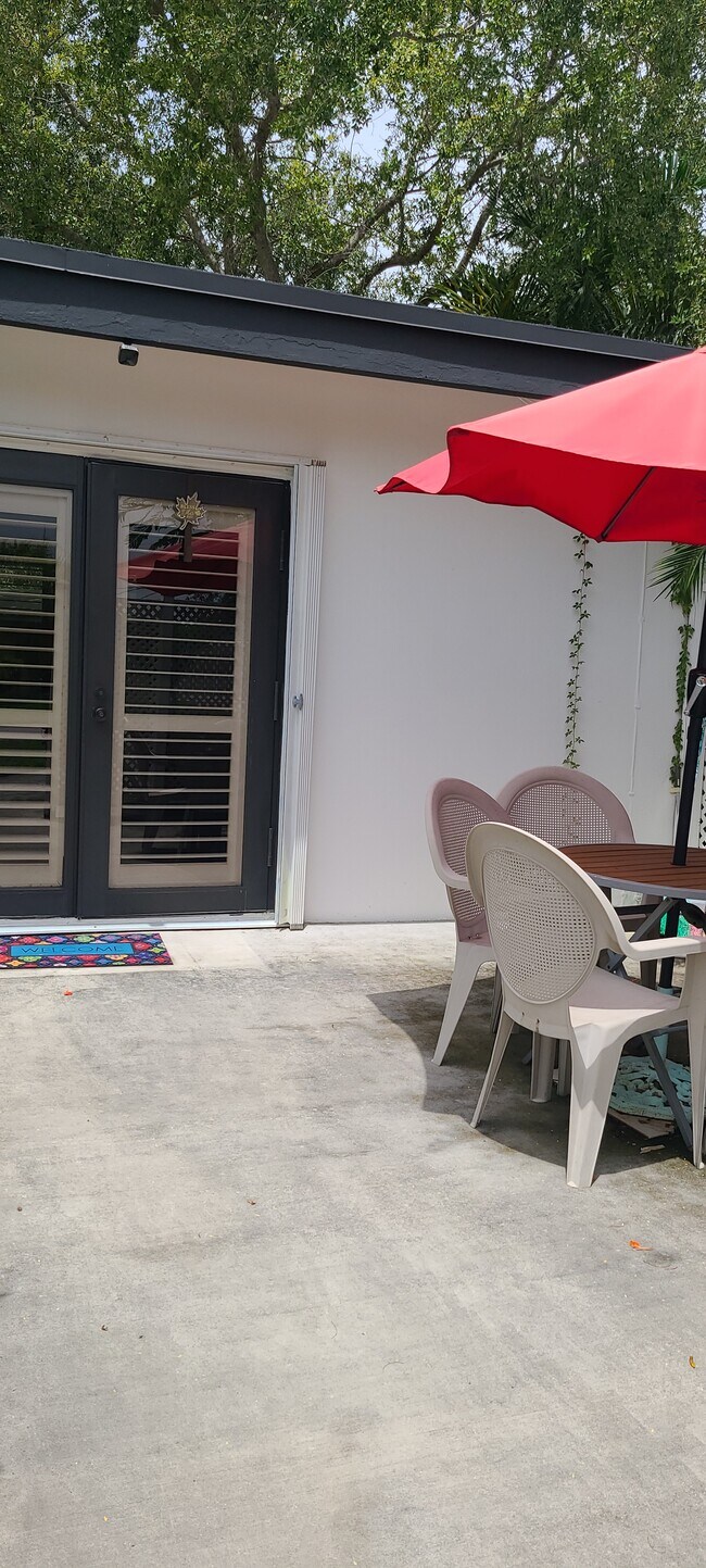 Private entrance/porch - 9860 SW 140th St