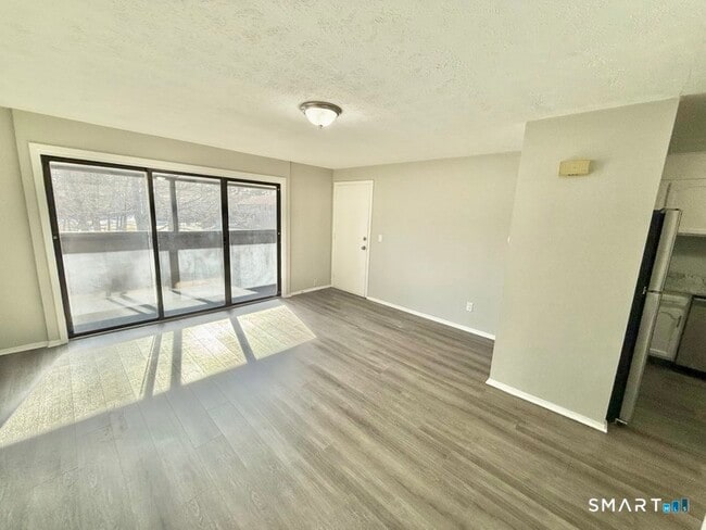 Foto del edificio - 164 Towne House Rd