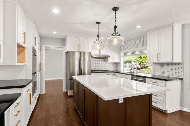 Foto del edificio - Welcome to your dream home in the picturesque Westridge neighborhood