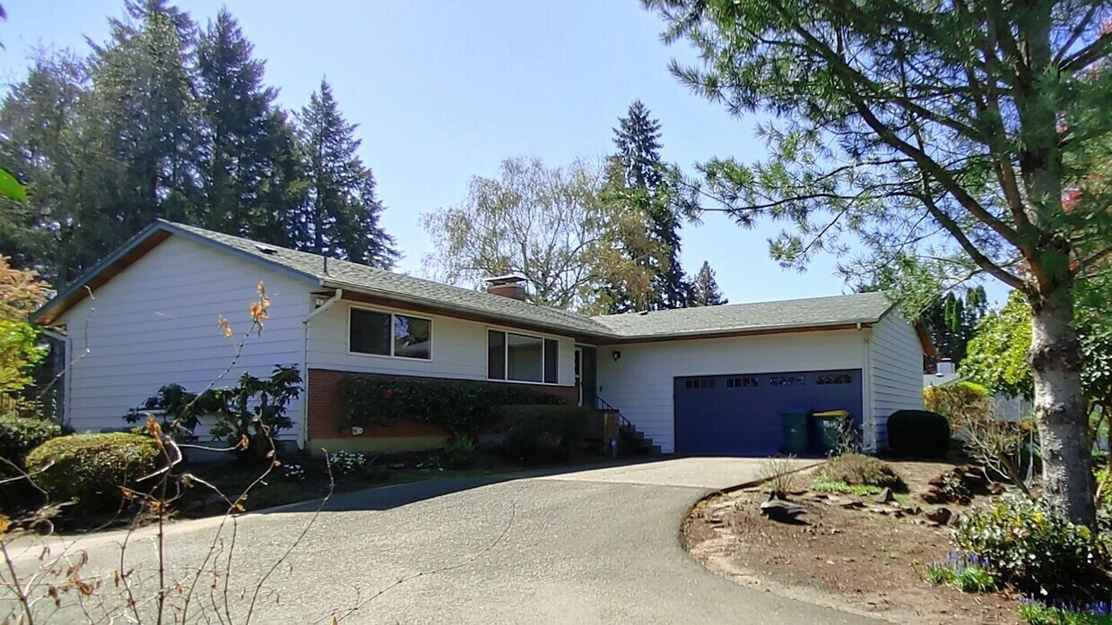 Foto principal - Welcome to this Mid-Century Modern Ranch w...