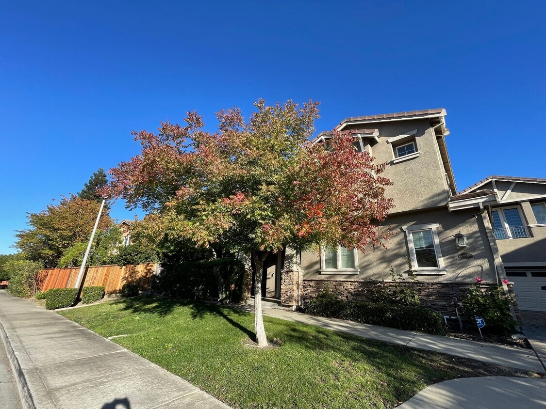 Primary Photo - STUNNING SPACIOUS 5 BEDROOM HOME IN CONCOR...