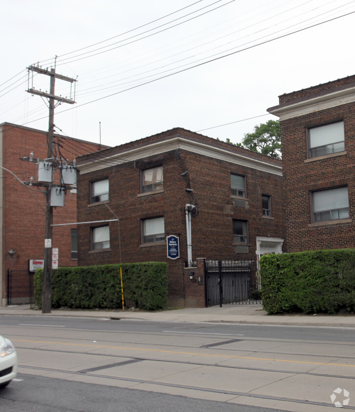 Building Photo - 1381 Bathurst St