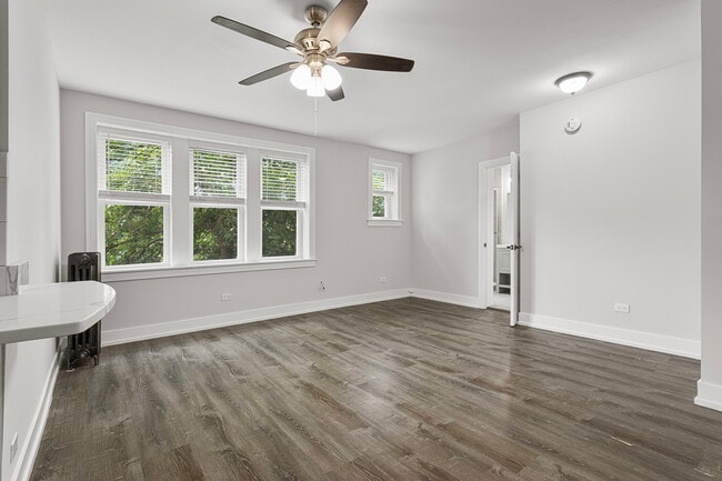 Building Photo - 1521 W Sherwin Ave