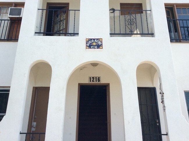 Foto del edificio - 1212 Amalia Ave