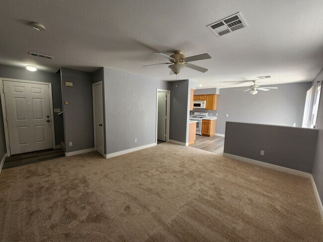 Foto del edificio - HENDERSON: 3 bed/2.5 bath Townhome with Spacious Kitchen, Private Backyard, Large Primary Suite &...