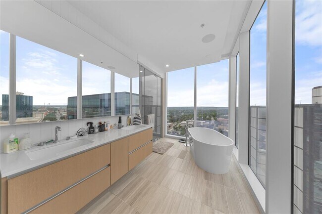 Foto del edificio - 313 W 17th St