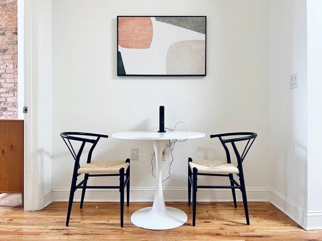 Foto del edificio - Furnished room/NOT APARTMENT