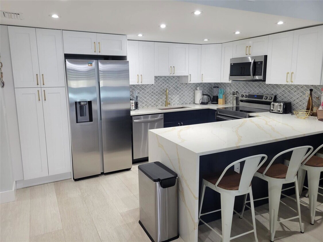 Foto principal - 19390 Collins Ave