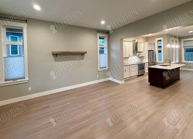 Building Photo - Gorgeous 3 BR craftsman close to NWX and Shevlin Park