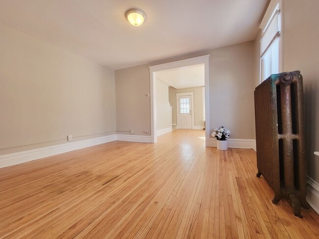 Building Photo - Large 2 Bedroom Side by Side Duplex