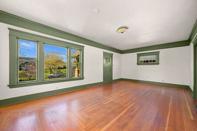 Building Photo - Charming, Warm, and Welcoming, Your Sunnyland Escape Awaits!
