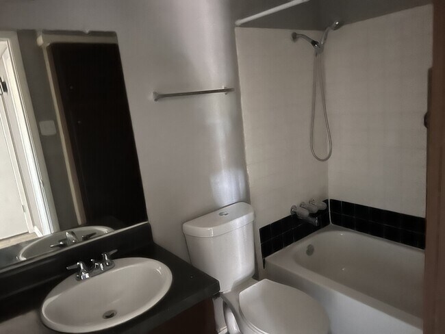 Building Photo - 622 Crestbrook