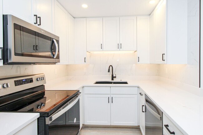 Building Photo - ABSOLUTELY STUNNING UNFURNISHED 2/2 WITH BOAT SLIP COMPLETELY REMODELED WATERVIEW UNIT READY FOR ...