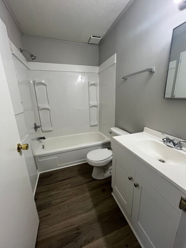 Building Photo - Remodeled Apartment 2 Bed / 1 Bath