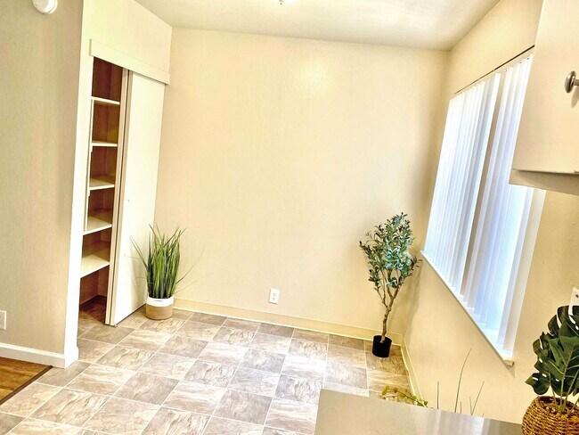 Comedor con ventana y despensa. - 369 palm ave