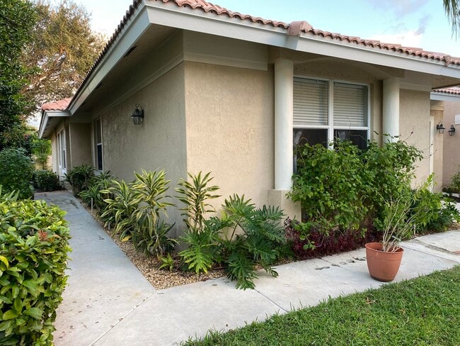 Building Photo - 327 E Coral Trace Cir