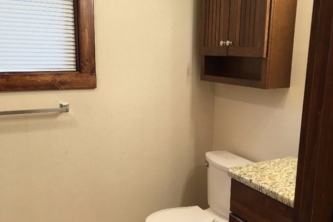 2 baños completos - 318 W Crawford St
