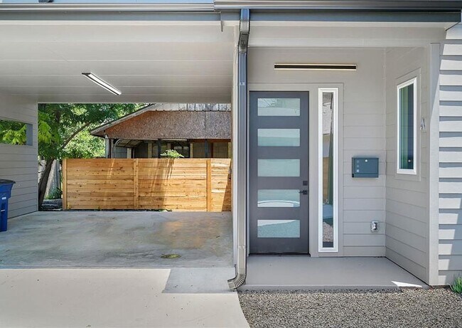 Building Photo - Premium Central Austin New Construction