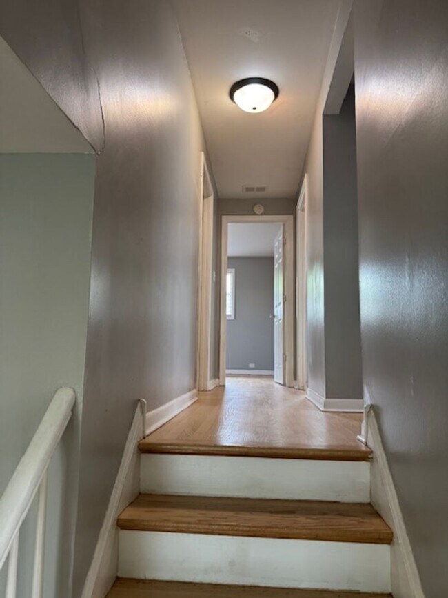 Building Photo - Charming 3 bedroom 2 bathroom Single Famil...