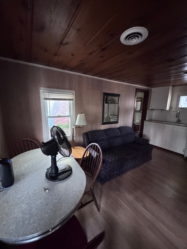 Foto del edificio - 5883 Lake Ln Dr