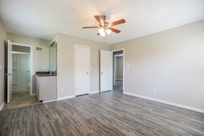 Building Photo - 3 bdrm, 2 bath split entry move in ready!