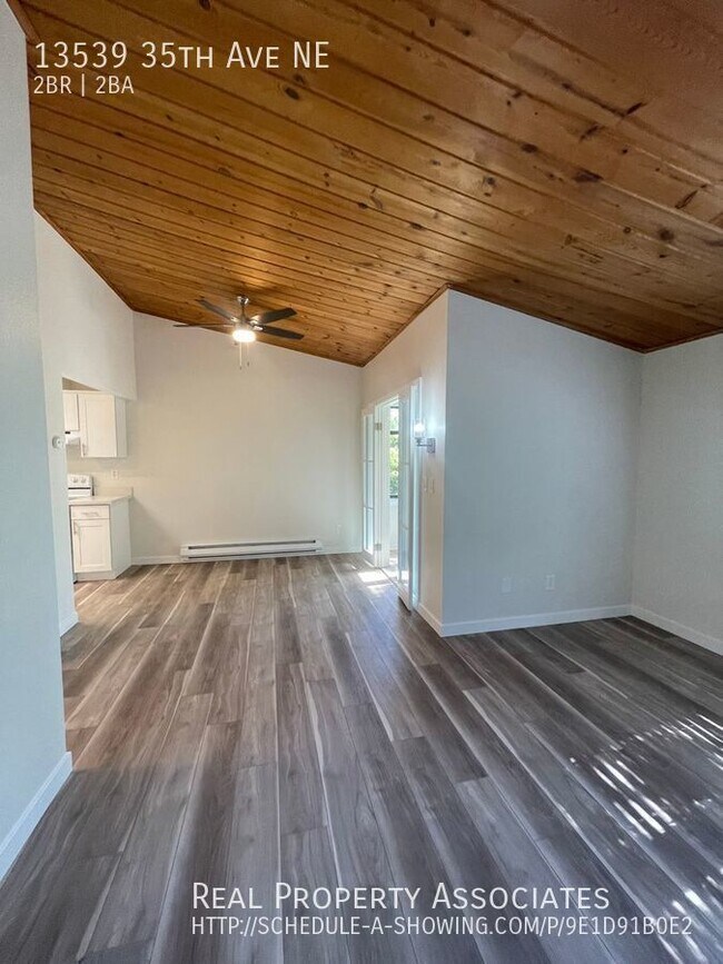 Building Photo - Pet Friendly, 2 Bed, 1.5 Bath, Top floor D...