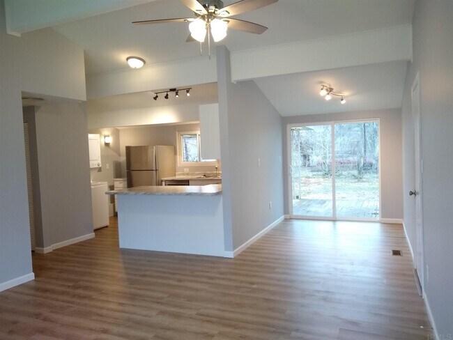 Building Photo - 121 E Ridgeview Dr