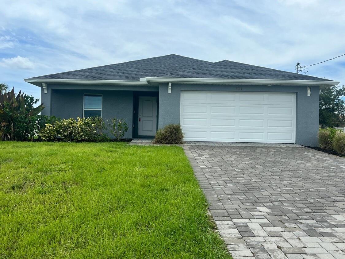 Primary Photo - $500 off SPECIAL * Cape Coral 3BR/2BA Home with 2-Car Garage and Screened Lanai