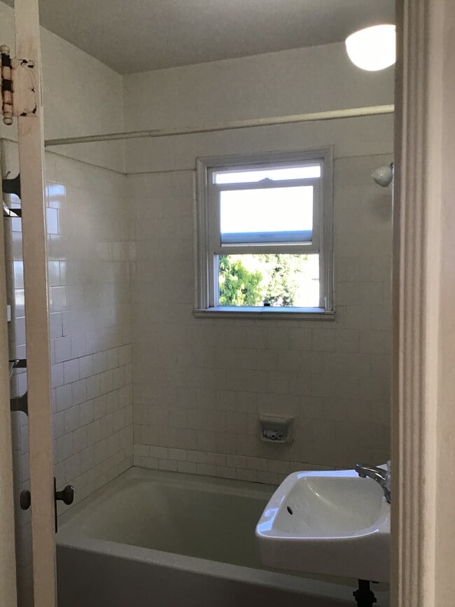 bathroom - 3517 Bancroft St