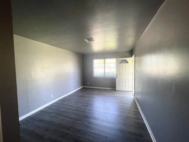 Building Photo - Rent Ready 3 Bedroom brick home in west Sh...