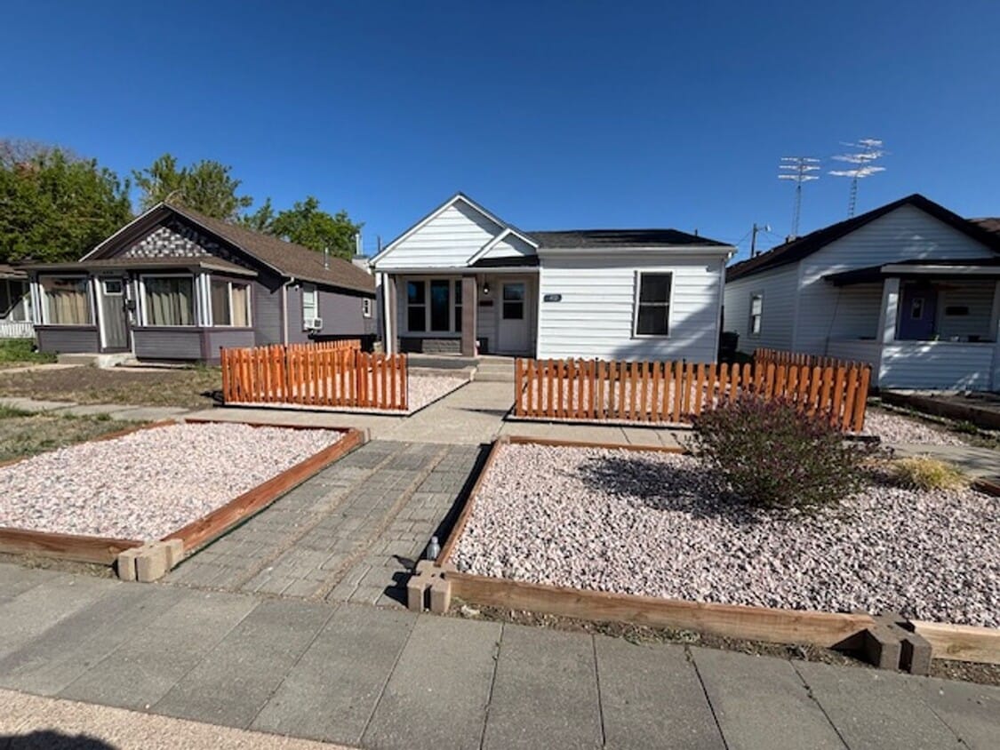Primary Photo - Adorable 4 Bedroom 2 Bathroom Single Famil...