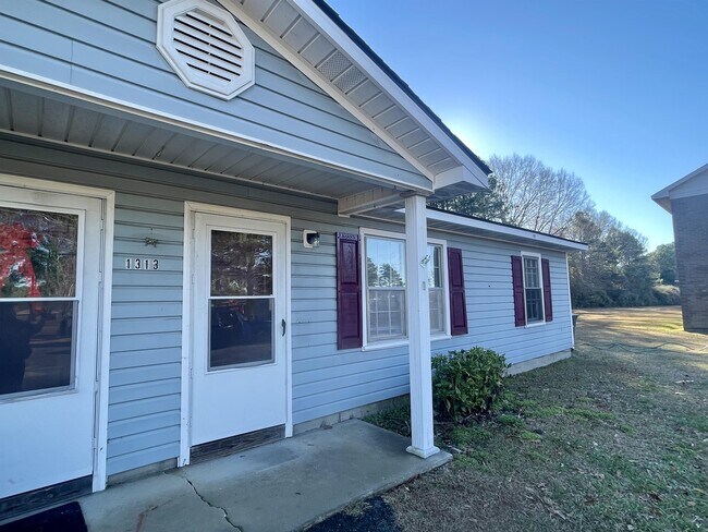 Building Photo - 1313 Ireland Dr