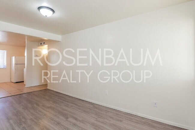 Foto del edificio - Spacious 1-bed, 1-bath downstairs apartmen...