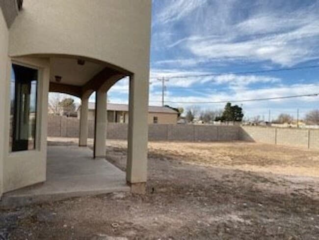 Building Photo - Fully Furnished: Beautiful 3 bedroom, 2 ba...