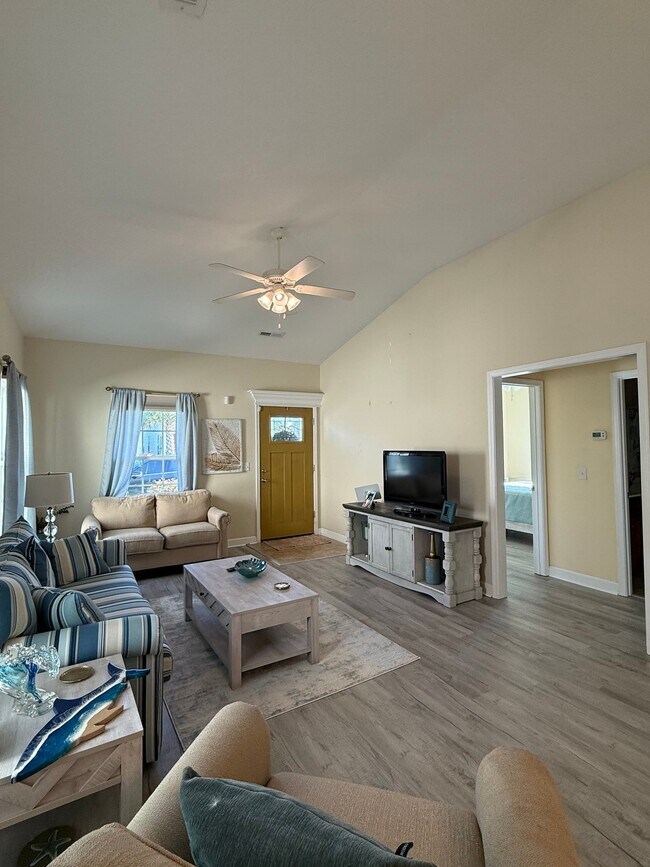 Building Photo - 101 Palm Cove Cir