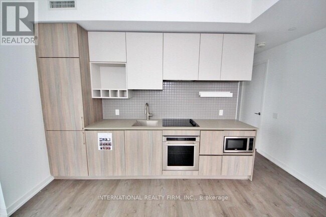 Photo du bâtiment - 950-5950 Portage Pkwy