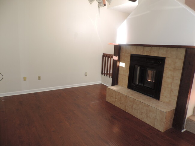 Building Photo - Remoldel Town Home