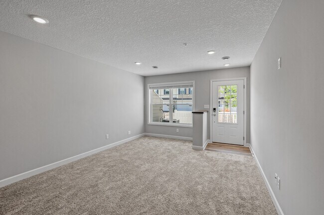 Building Photo - 10904 Holly Pl N