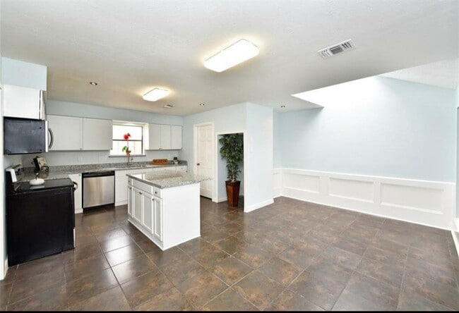 Building Photo - 9115 Woodleigh Dr