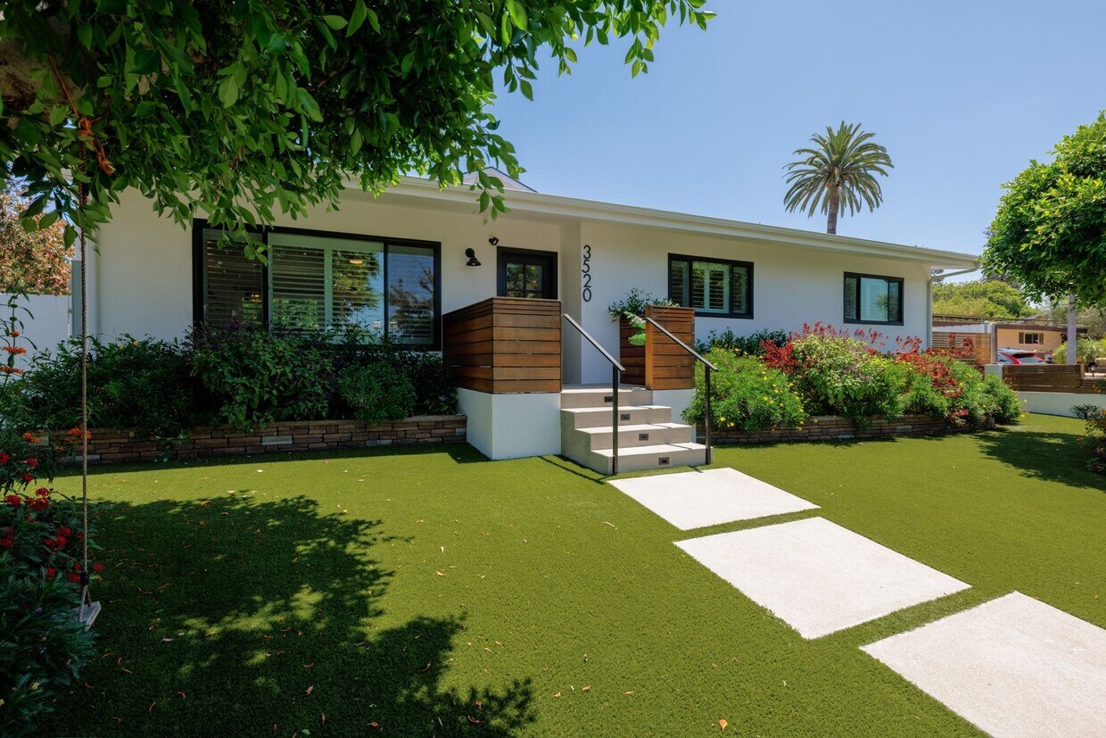 Foto principal - Charming 2BR/2BA + Bonus Room Home in Coas...
